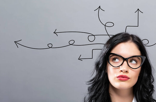 Идея стрелы с молодой предпринимательницей
