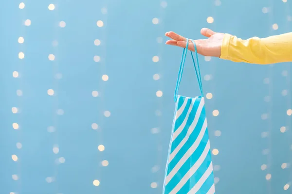 Mulher segurando um saco de compras — Fotografia de Stock