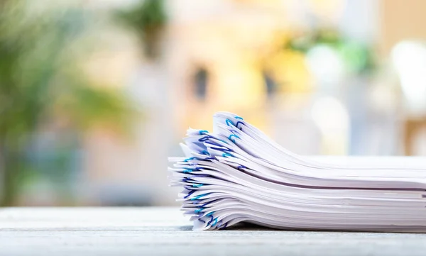 Een stapel documenten op een lichte achtergrond — Stockfoto