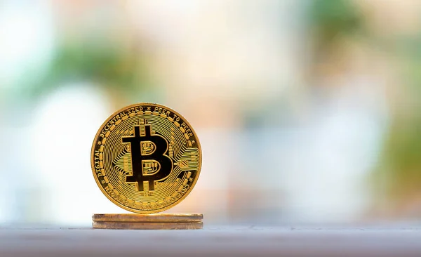 Bitcoin на фоні яскраві інтер'єр кімнати — стокове фото