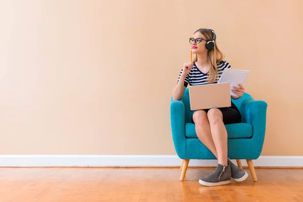 Mujer joven estudiando en su ordenador portátil —  Fotos de Stock