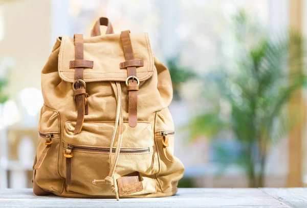 Mochila sobre un fondo brillante — Foto de Stock