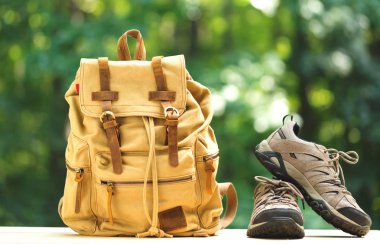 Yürüyüş ayakkabıları ile bir sırt çantası