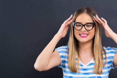 Genç kadın kendini stresli hissediyor