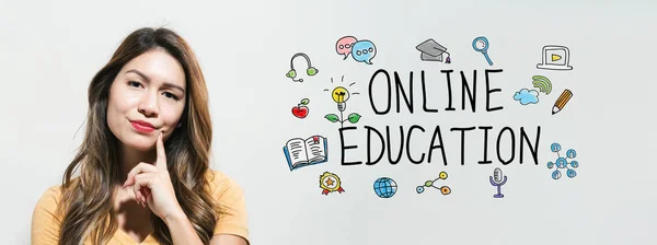 Online utbildning med ung kvinna — Stockfoto