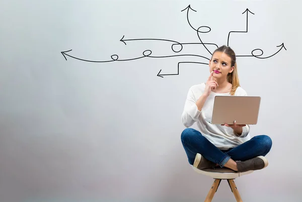 Idee pijlen met jonge vrouw haar laptop gebruikt — Stockfoto