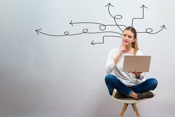 Идея стрелки с молодой женщиной, использующей ее ноутбук
 