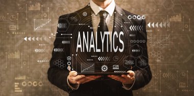 Analytics ile bir tablet bilgisayar tutan işadamı 