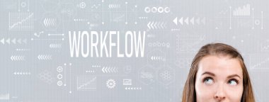 Genç kadın iş akışıyla