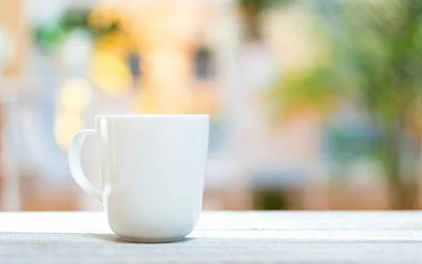 Чашка кофе на ярком фоне — стоковое фото