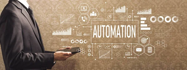 Automation med affärsmannen håller en surfplatta — Stockfoto