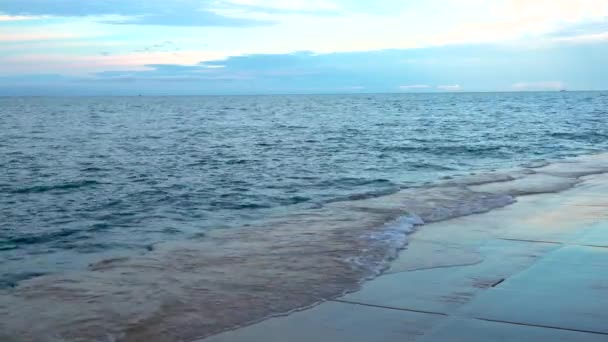 L'eau du lac Michigan se jette sur le rivage de Chicago — Video