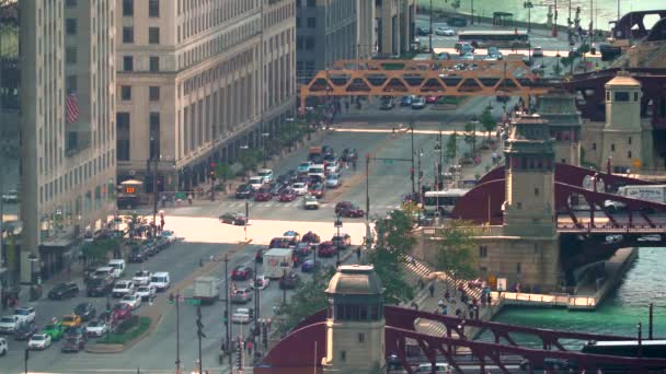 Perahu dan lalu lintas di pusat kota Chicago — Stok Video