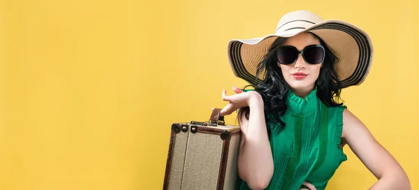 スーツケース旅行テーマを持つ若い女性 — ストック写真