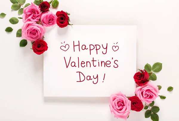 Valentijnsdag bericht met rozen en bladeren — Stockfoto