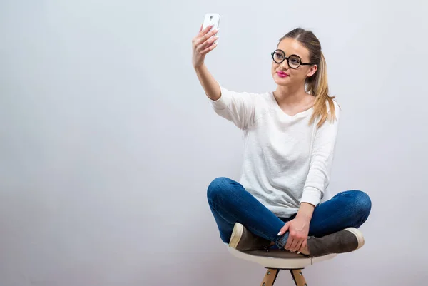 Glad ung kvinna med en selfie — Stockfoto