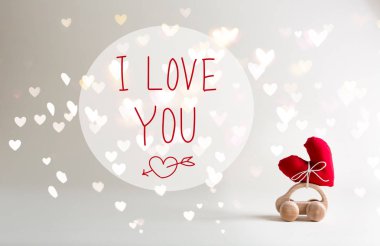 I Love You mesaj ile bir kalp taşıyan oyuncak araba