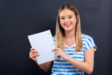 Defter ve kalem olan kadın