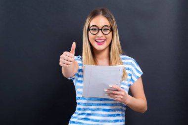 Defter ve kalem olan kadın