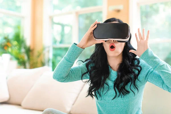 Giovane donna utilizzando un auricolare realtà virtuale — Foto Stock