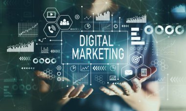 Genç adam ile dijital pazarlama