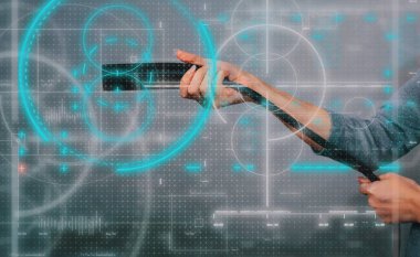 Genç kadın bir elektrikli araç şarj cihazı ile