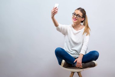 Bir selfie alarak mutlu genç kadın