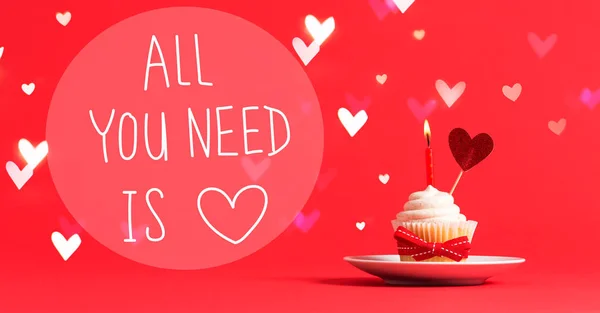 Tudo que você precisa é de mensagem de amor com cupcake e coração — Fotografia de Stock