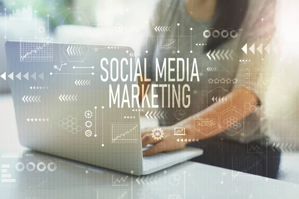 Marketing de mídia social com mulher usando laptop — Fotografia de Stock