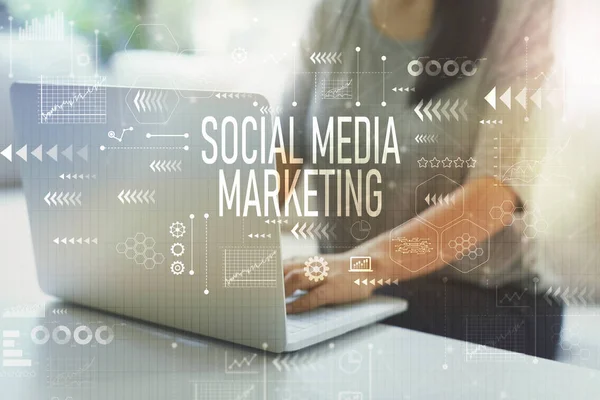 Marketing sui social media con donna che utilizza laptop — Foto Stock