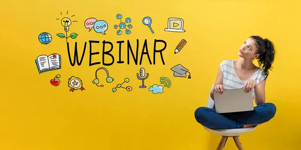 Webinar con una mujer usando un portátil — Foto de Stock