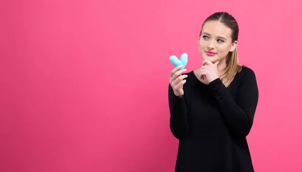 Vrouw met hart kussens in Valentines day thema — Stockfoto