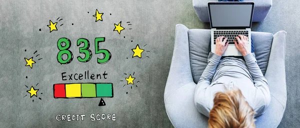 Uitstekende kredietwaardigheid score thema met man met behulp van een laptop — Stockfoto