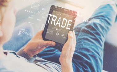Bir tablet kullanan adam ile ticaret 