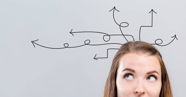 Идея стрелы с молодой женщиной
