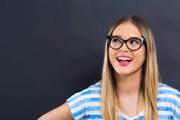 Jonge vrouw op zoek naar boven — Stockfoto