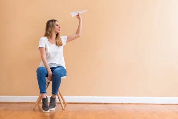 Giovane donna con un aereo di carta — Foto Stock