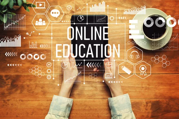 Online utbildning med en person som innehar en surfplatta — Stockfoto