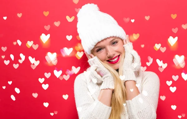 Счастливая молодая женщина в зимней одежде — стоковое фото