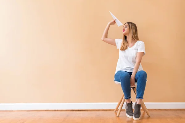 Giovane donna con un aereo di carta — Foto Stock