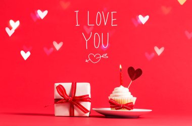 Cupcake ve kalp iletisiyle seviyorum