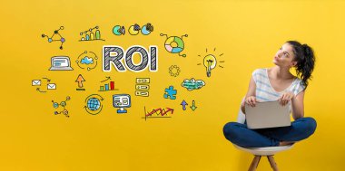 ROI dizüstü bilgisayar kullanan bir kadınla