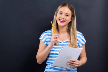 Defter ve kalem olan kadın