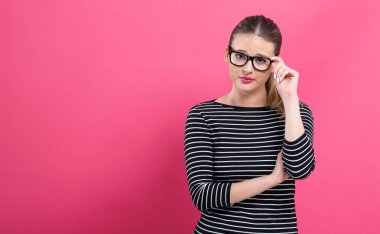 Düşünceli genç kadın bir şey düşünüyor