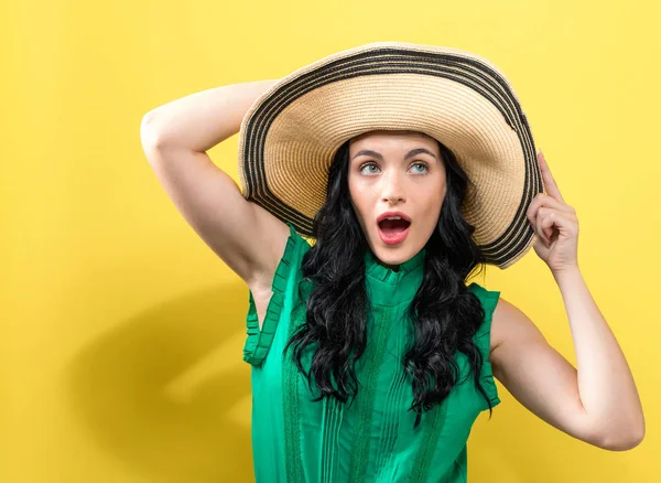 夏帽子を持つ若い女性 — ストック写真