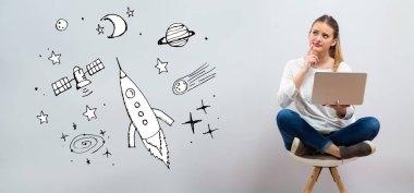 Uzay ve roket onu laptop kullanan genç kadın ile hayal 