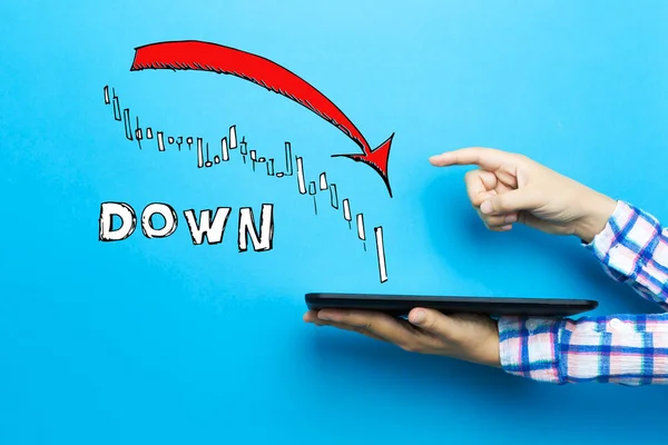 Gráfico de tendência de queda de mercado com um computador tablet — Fotografia de Stock