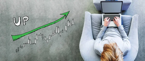 Marknaden upp trend diagram med människan med hjälp av en bärbar dator — Stockfoto