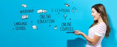 Online Eğitim tema ile bir tablet kullanan kadın