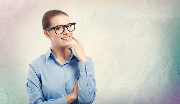 Geschäftsfrau mit großer schwarzer Brille — Stockfoto